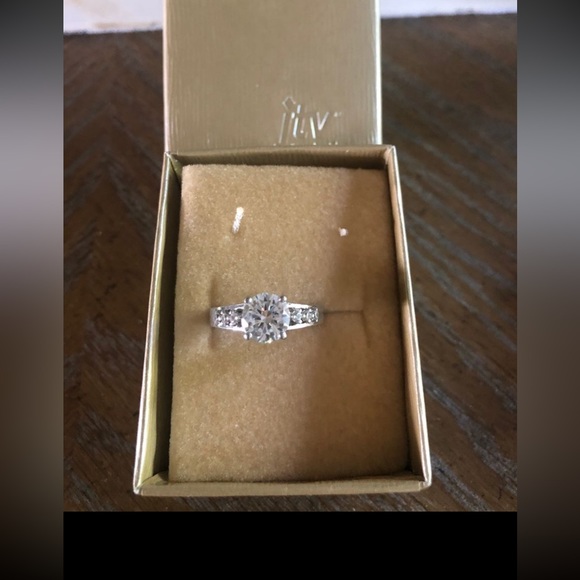 - Sterling silver CZ Ring - Picture 4 of 6